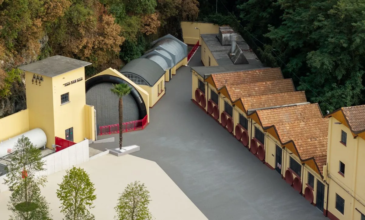 D'anciens bâtiments et la soufflerie de l'usine Moto-Guzzi