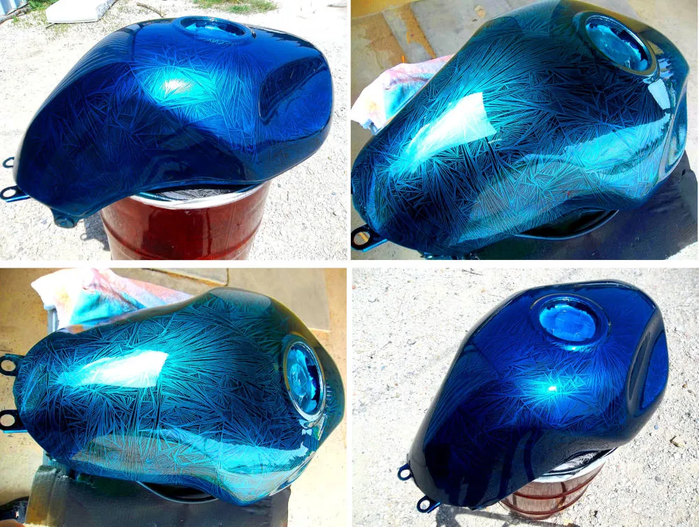 Un visuel de 4 images d'un réservoir de moto bleu auquel on a appliqué une cristallisation
