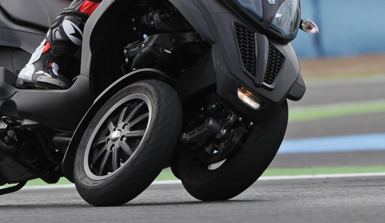 Train avant à deux roues indépendantes du scooter Piaggio MP3
