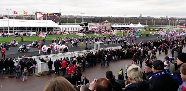 HARLEY et chevaux dans le même box au Prix d'Amérique.