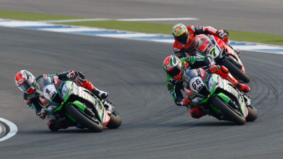WSBK / Thaïlande Course 2 - Tom Sykes stoppe Rea.