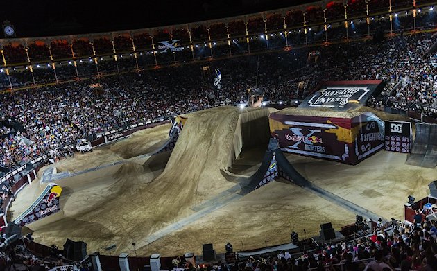 Tom Pagès au sommet de son art aux Red Bull X-Fighters de Madrid.
