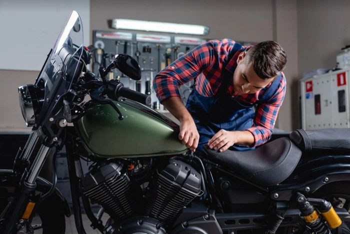 Un mécanicien répare une moto