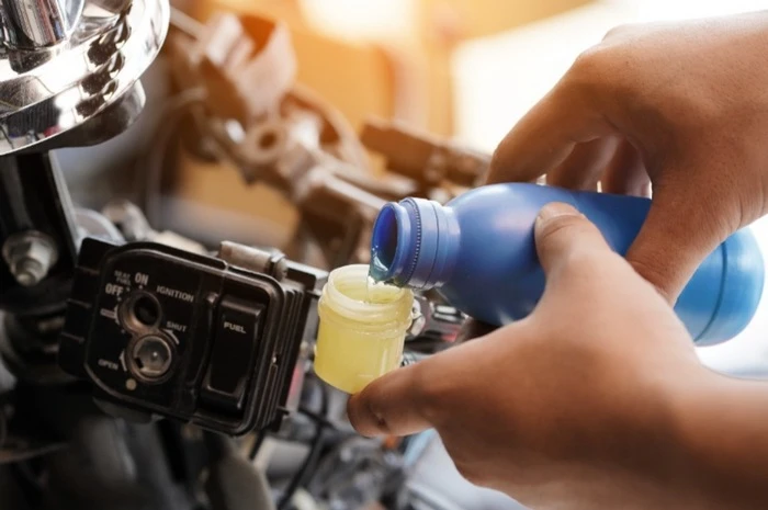 Remplir un récipient de liquide d'huile