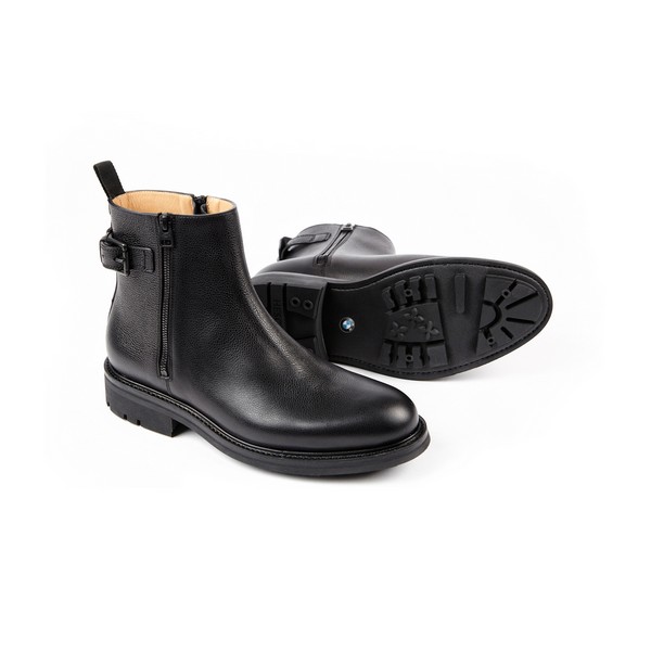 BMW et Heschung présentent les Rider Boots, destinées aux Gentlemen Riders.