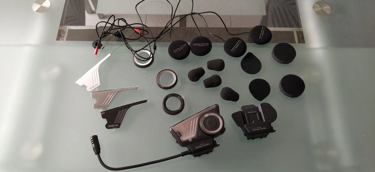 Les équipements de base de l'intercom 60s - coques, écouteurs, autocollants
