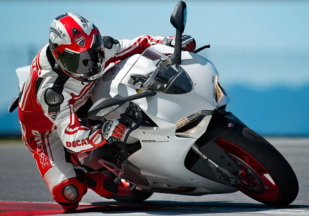 Stage de pilotage Ducati au circuit Carole pour fin juin.
