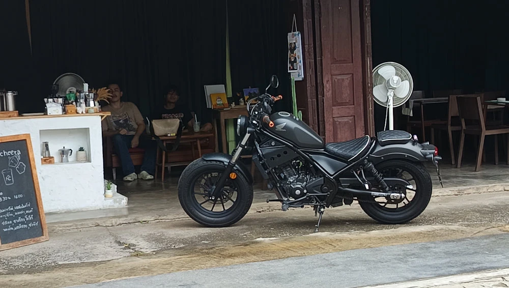 Une moto Honda devant un magasin en Thaïlande