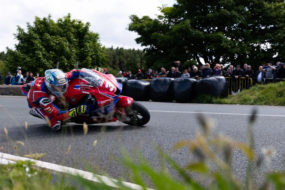 Dean Harrison sur sa Honda rouge au numéro 3
