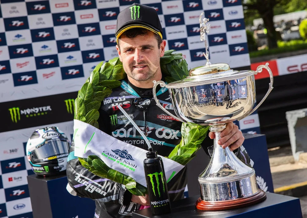Michael Dumlop avec la coupe du vainqueur du Tourist Trophy 2026