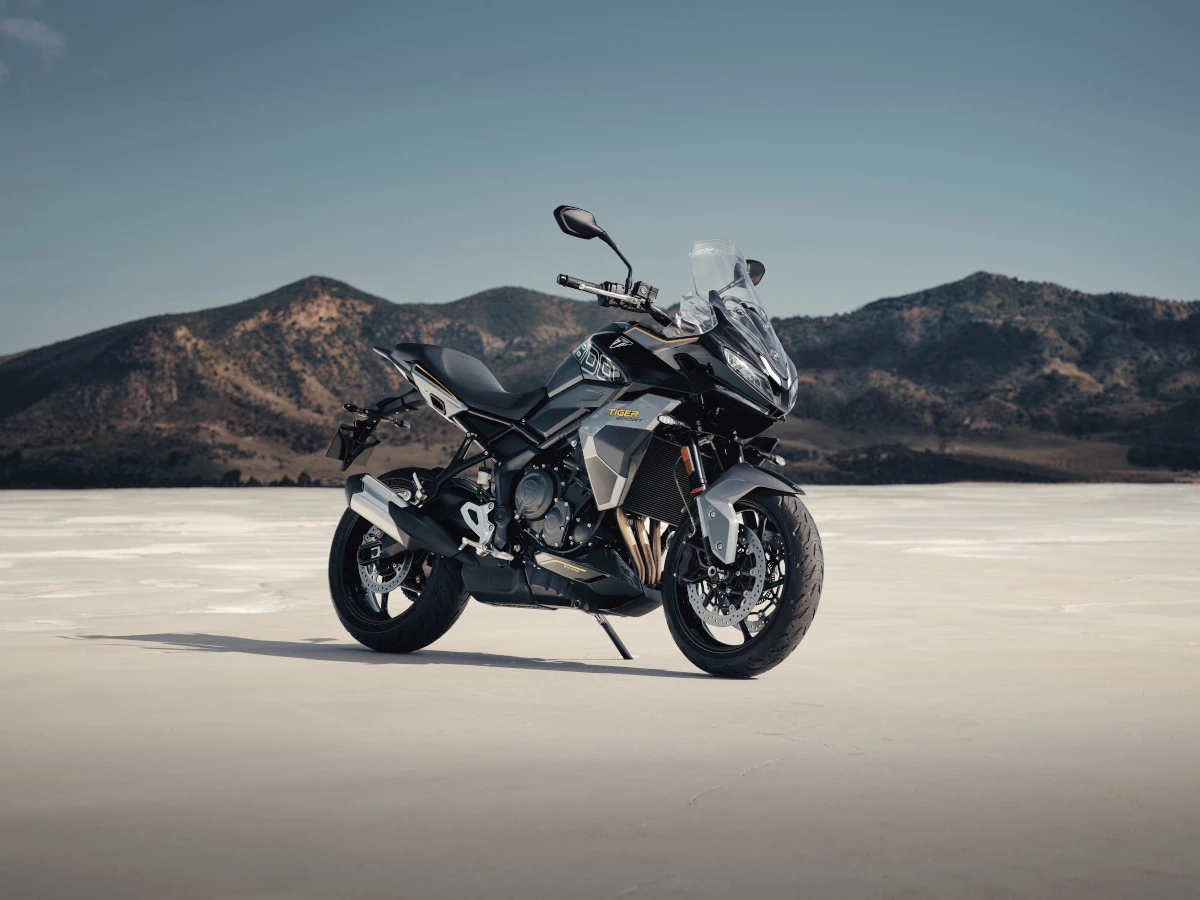 Trail routier crossover Triumph Tiger Sport 800 2027 de couleur noire Sapphire Black. devant des montagnes