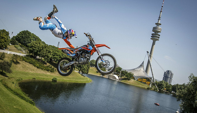 Le prochain défi des Red Bull X-Fighters sera sur un lac à Munich.