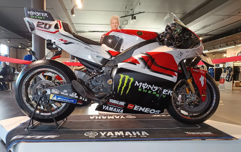 La moto Yamaha M1 officielle rouge et blanche de Fabio Quartararo exposée en concession.