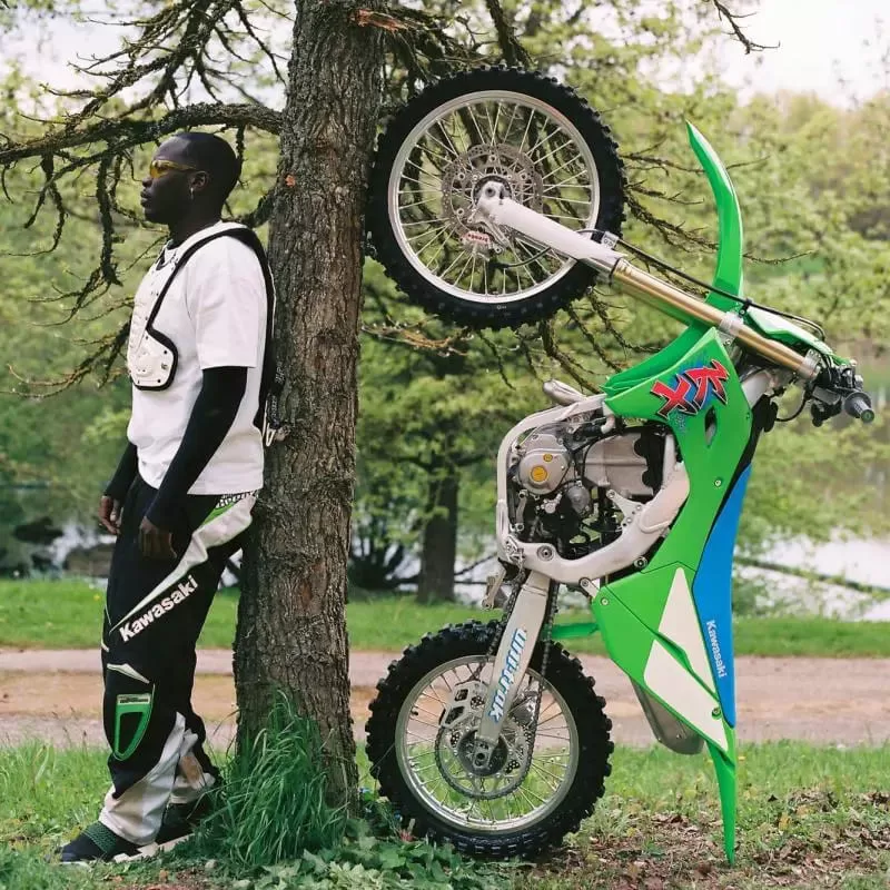 S.Pri Noir égérie Kawasaki moto rap
