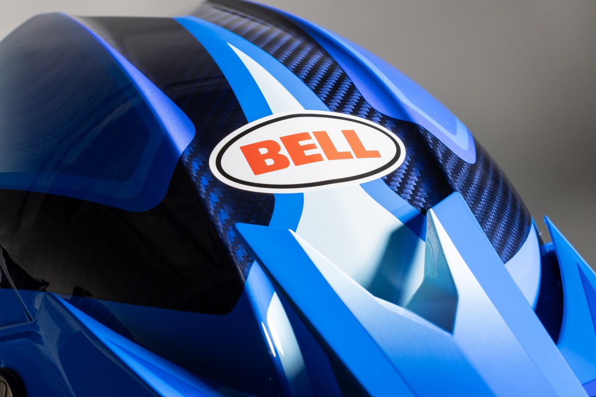 Zoom sur le logo Bell sur le haut du casque Moto-10 Spherical