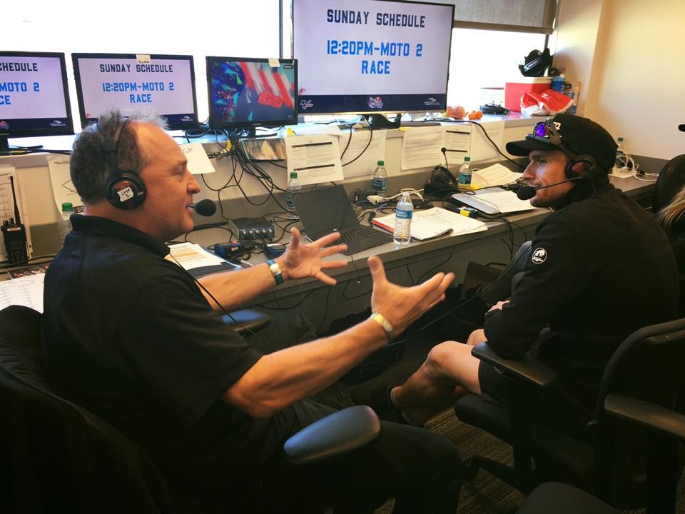 Sylvain Barrier dans une cabine de commentateur sportif