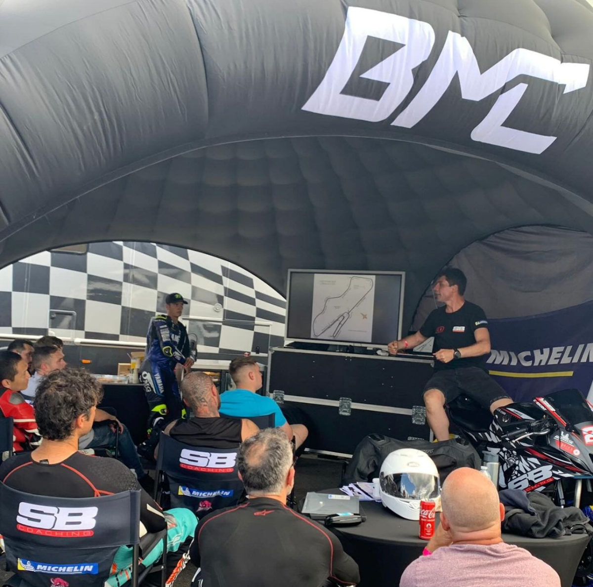 Sylvain Barrier, un groupe de gens et le logo BMC