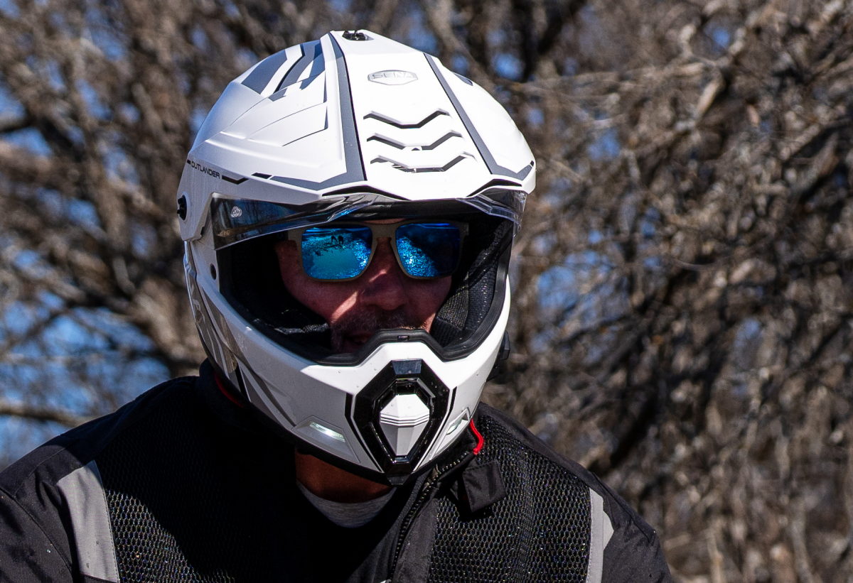 Un casque Sena Outlander blanc