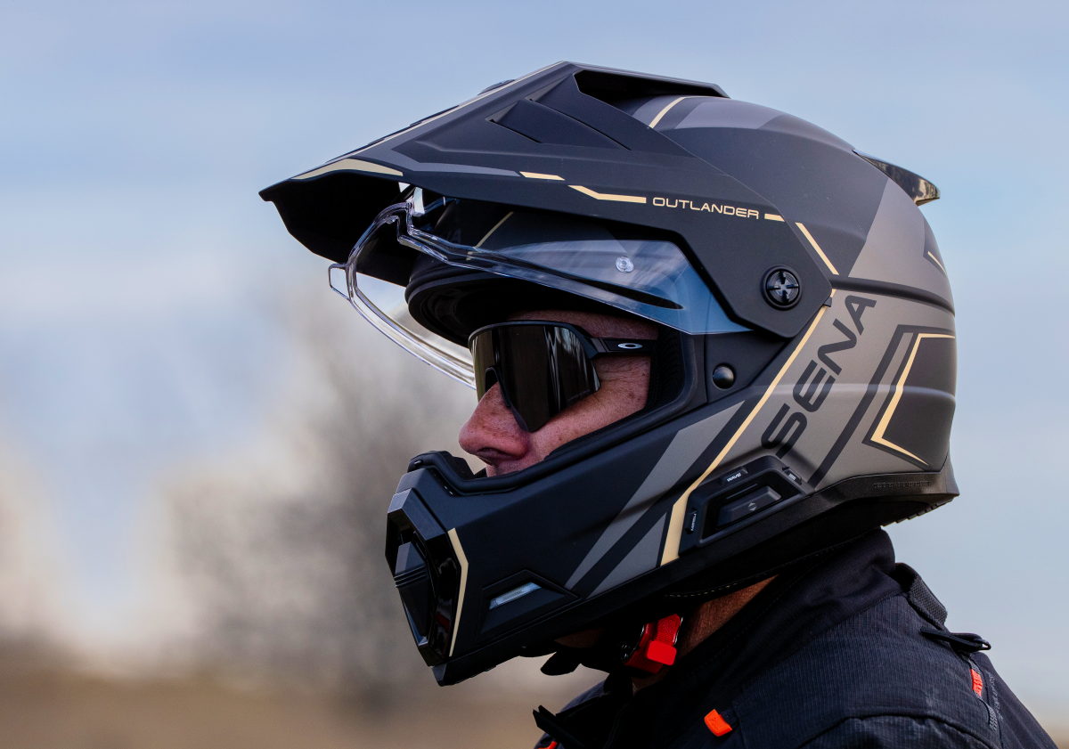 Un écouteur de casque Sena Outlander