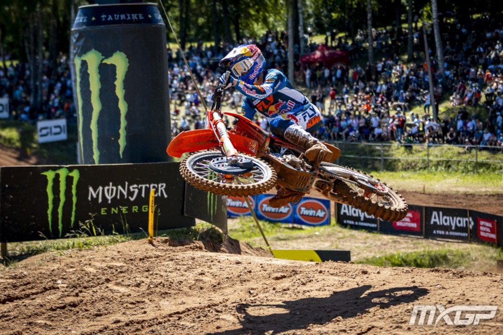 Sasha Coenen met sa moto à l'horizontale lors d'un saut