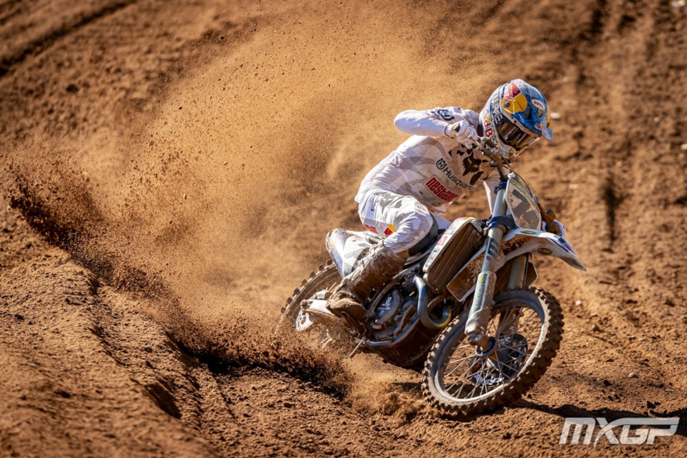 Kay De Wolf avec sa tenue et sa Husqvarna blanches projetant de la terre dans un virage