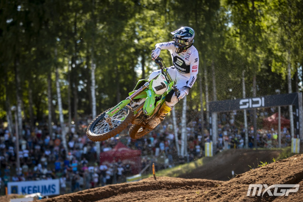 Romain Febvre haut dans les airs avec sa kawasaki verte et sa tenue blanche