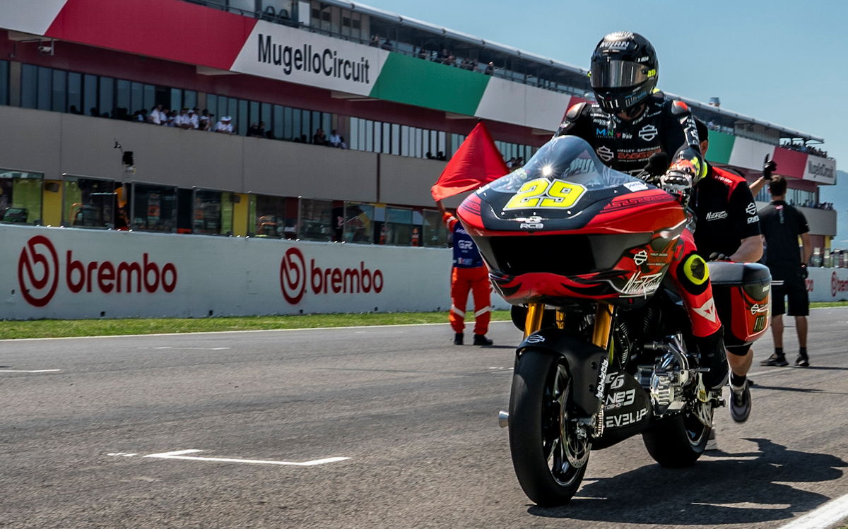 Une moto Harley-Davidson de type bagger au départ d'une course