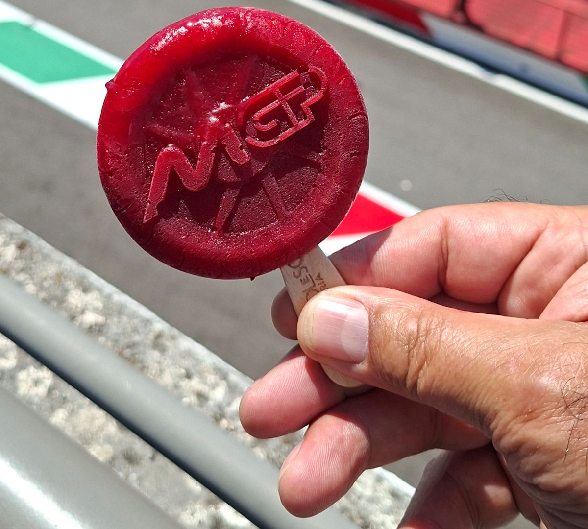 Une confiserie rouge avec le logo MGP du MotoGP