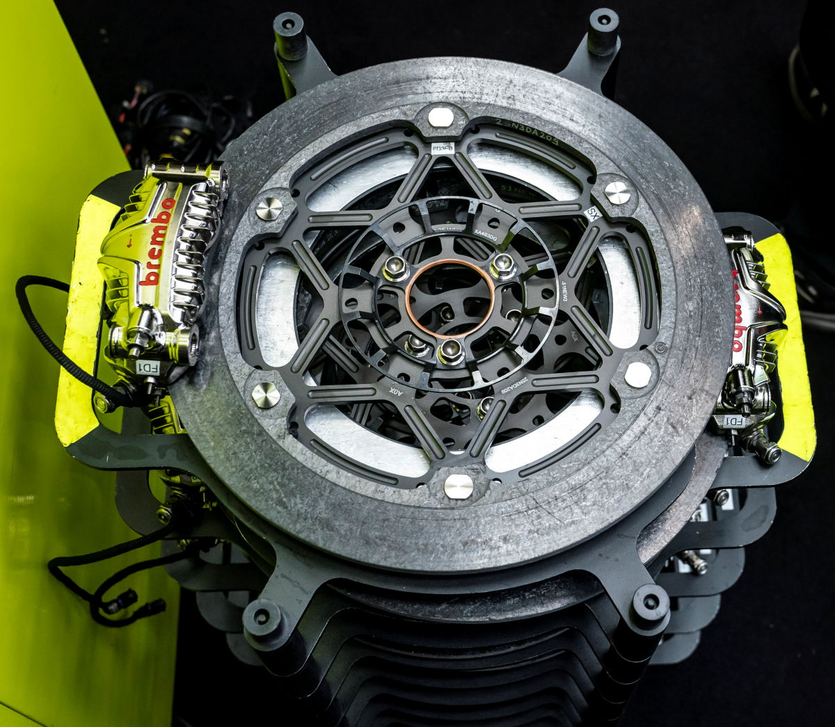 Un empilement de disques de frein en carbone de MotoGP