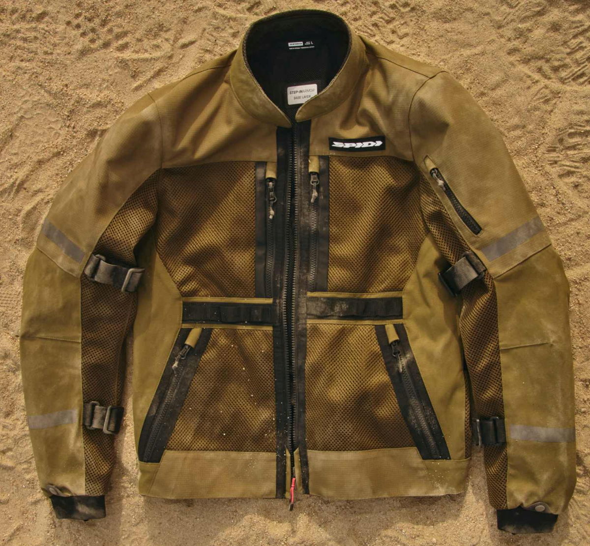 Un blouson Spidi Tech Armor 2 et de la terre