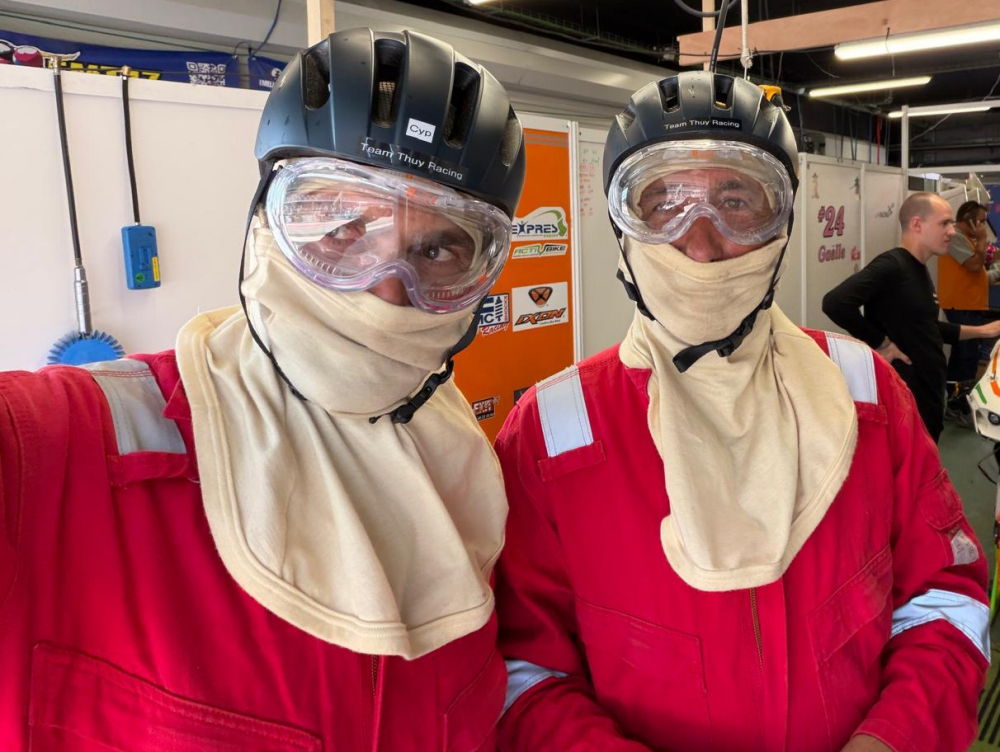 Deux pompiers du team Thuy Racing #100, avec combinaison ignifugées rouges, cagoule et casque sous 42°