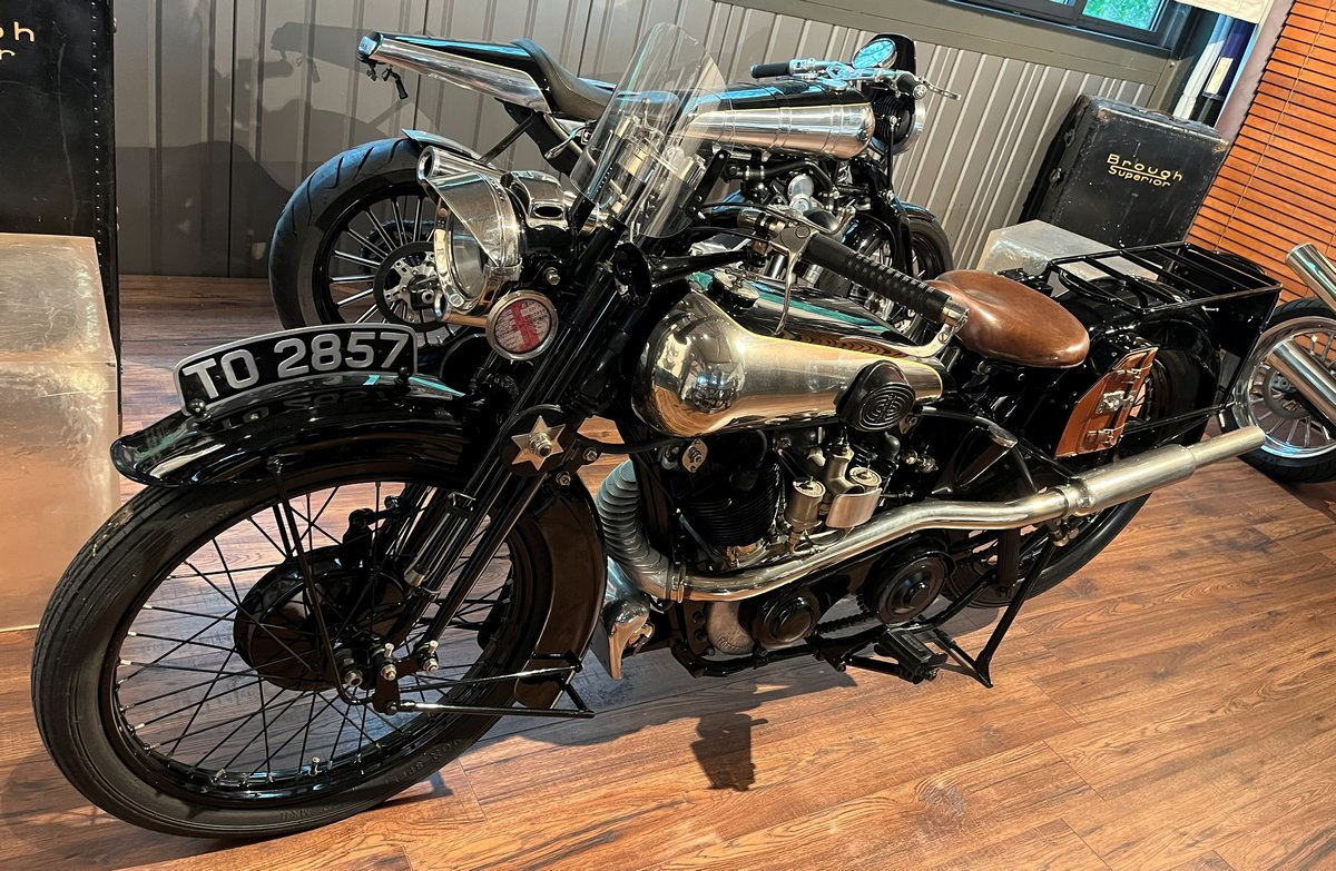 Une moto SS 100 Alpine Grand Sports Brough Superior