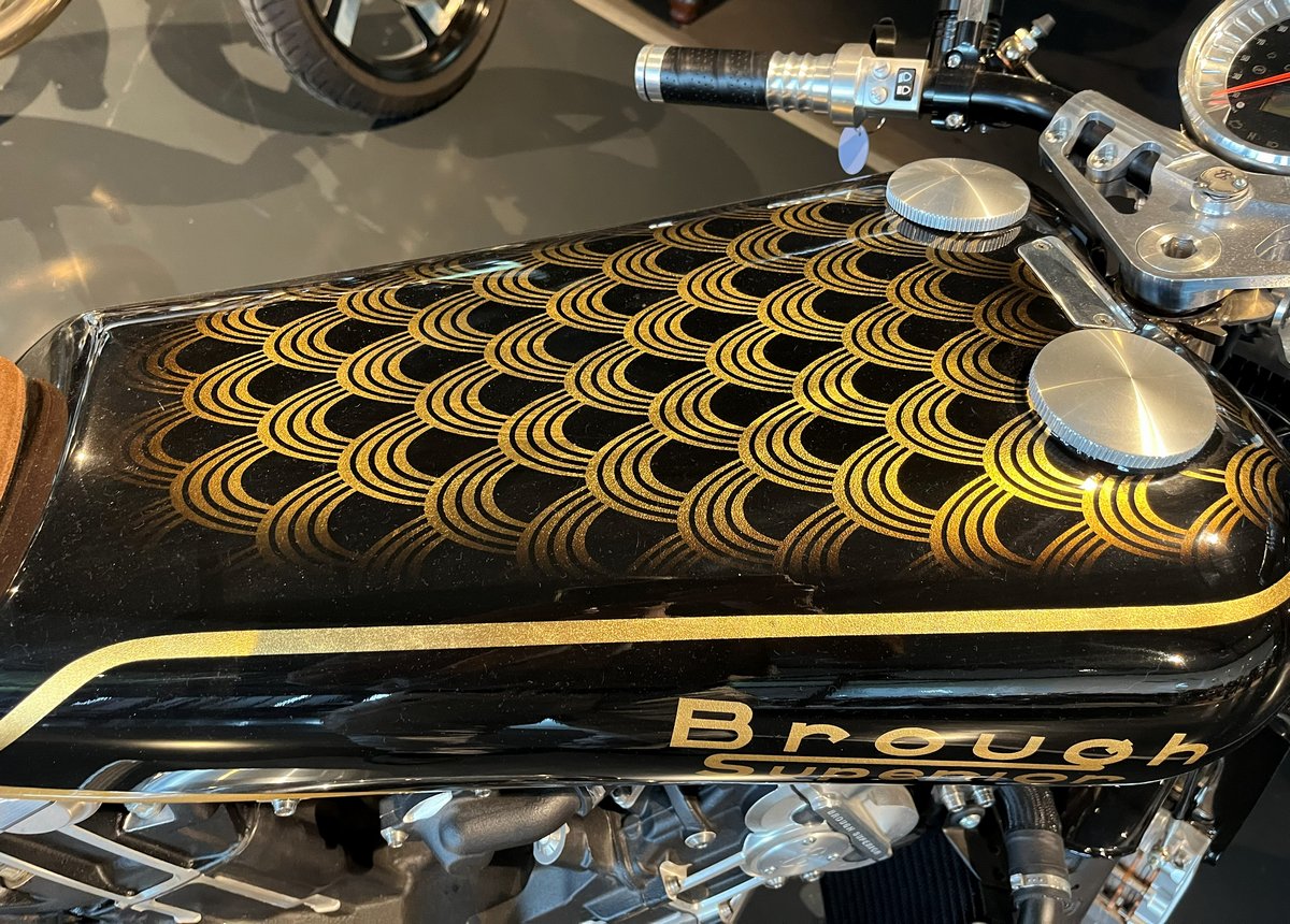 Le réservoir avec des motifs en or d'une Brough Superior Anniversary Golden Dream