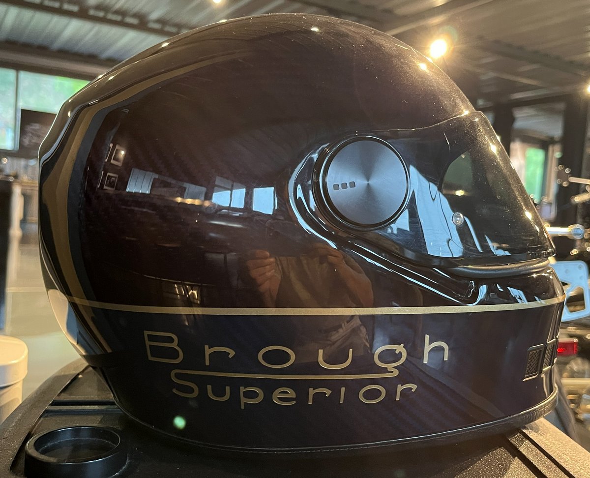 Un casque noir NACA avec l'inscription Brough Superior
