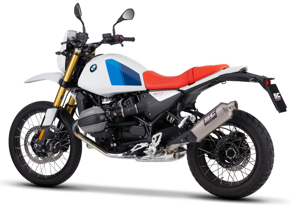 Une BMW R 12 G/S avec un silencieux slip-on  Rally Raid en titane