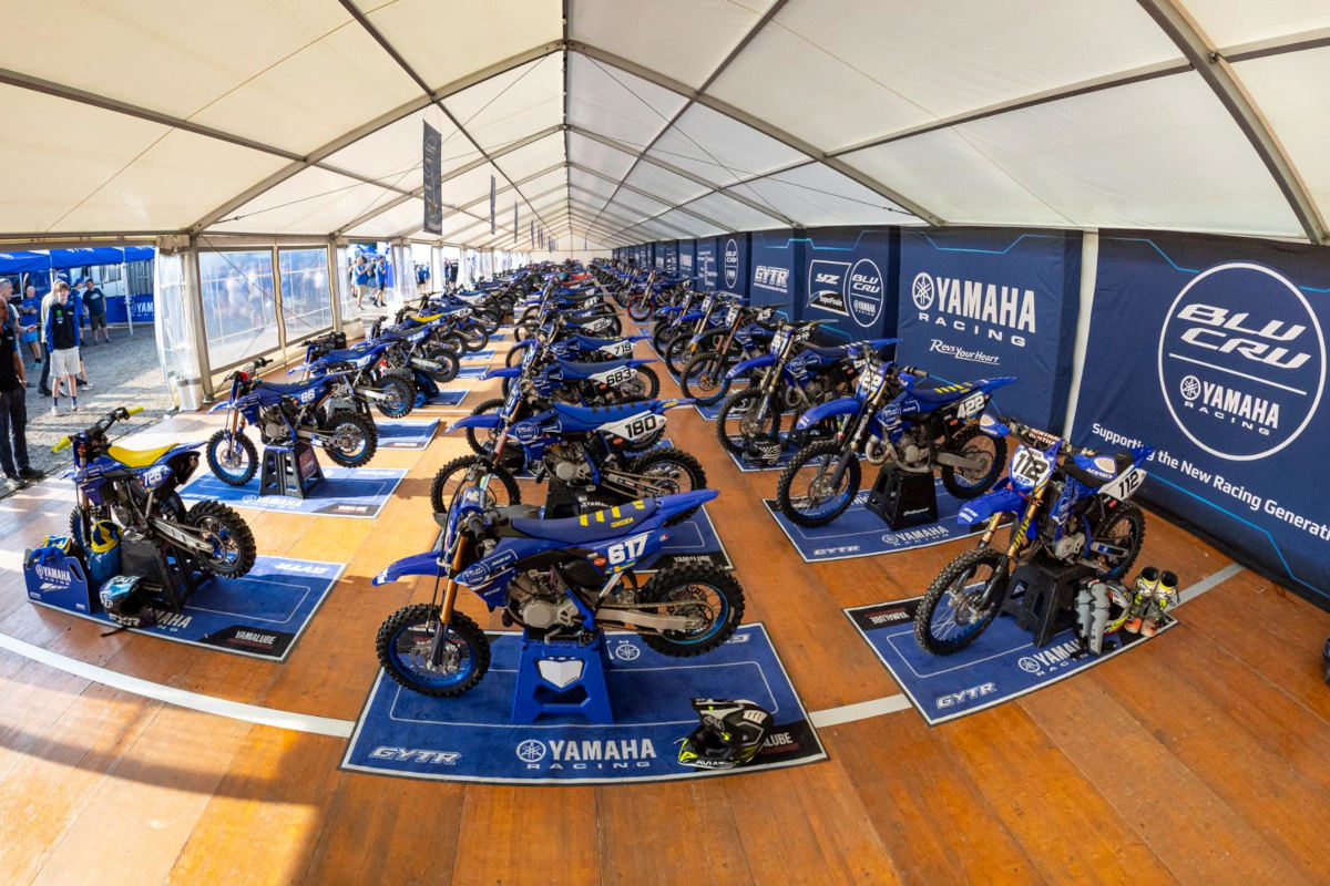 Les motos BLU CRU Yamaha exposées sous un chapiteau