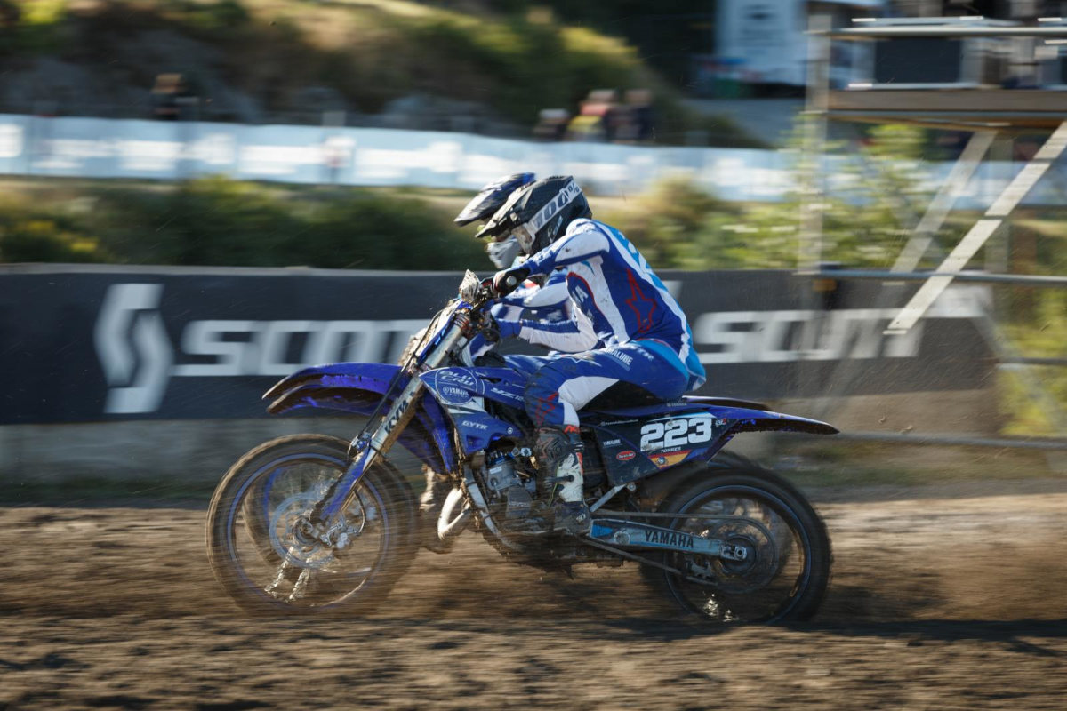 Deux pilotes Yamaha sur des YZ125 l'un à côté de l'autre