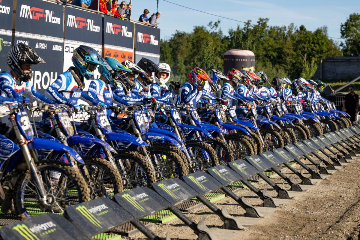 Des pilotes sur des Yamaha YZ 125 sur la ligne de départ d'une course