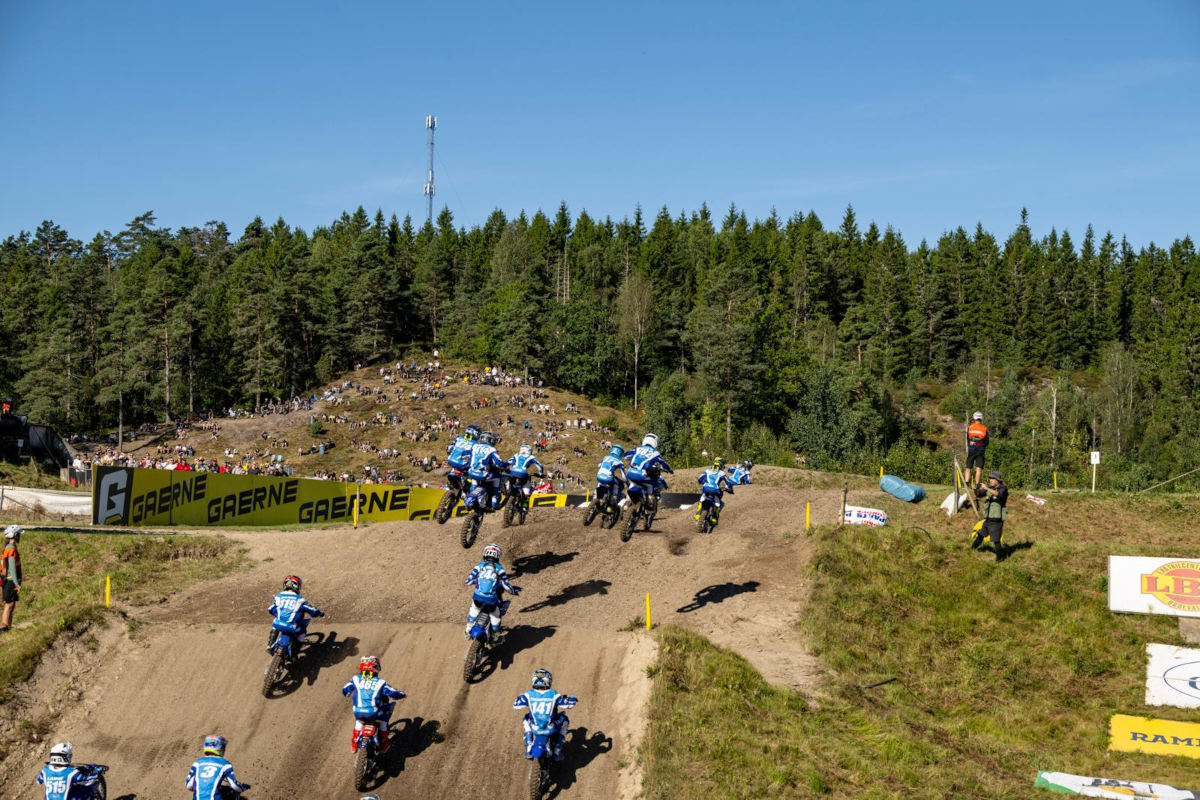 Plusieurs pilotes de motocross dans une série de bosses