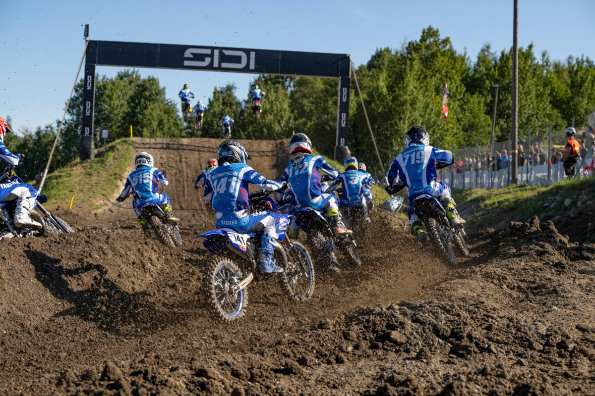 Début de course de pilotes Yamaha en bleu dans un virage