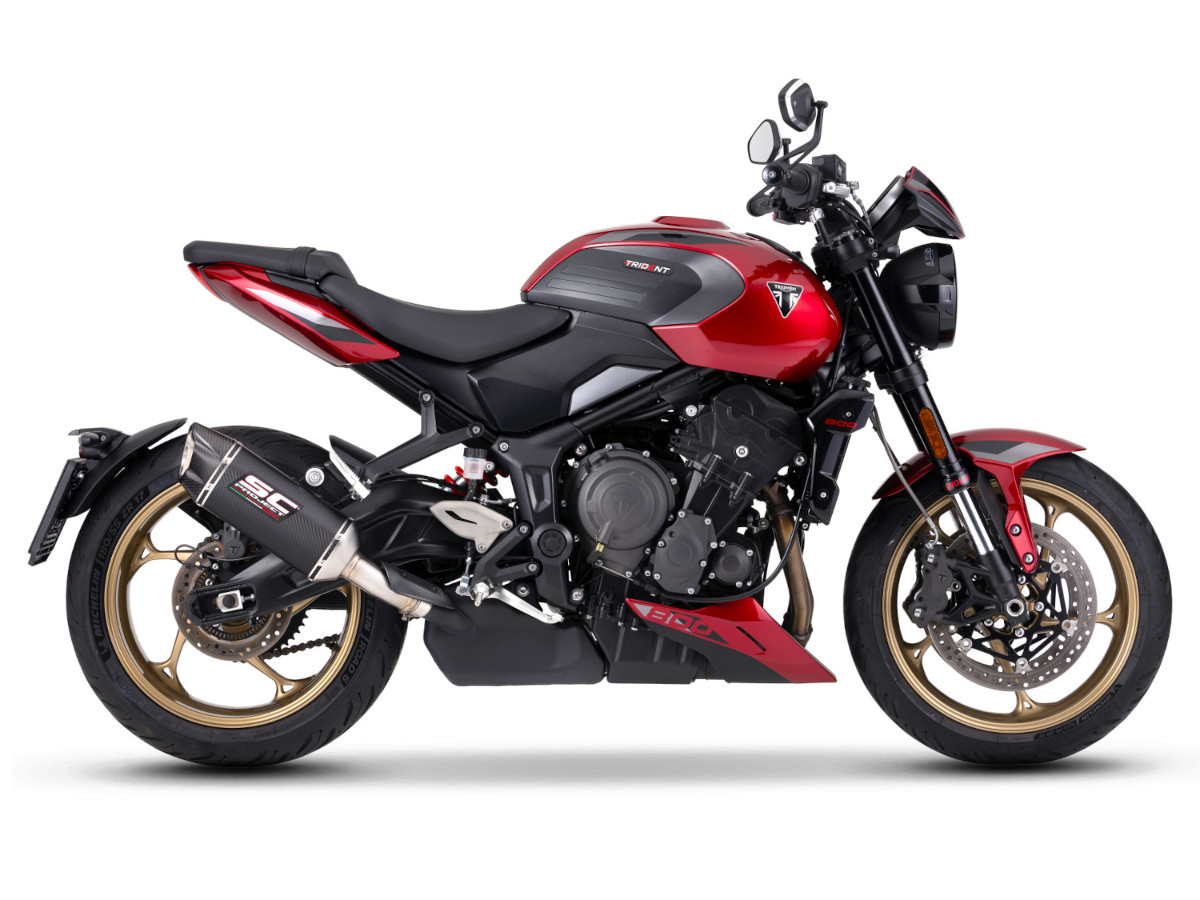 Silencieux SC-Project SC1-X noir monté sur une Triumph Trident 800 rouge vue de profil