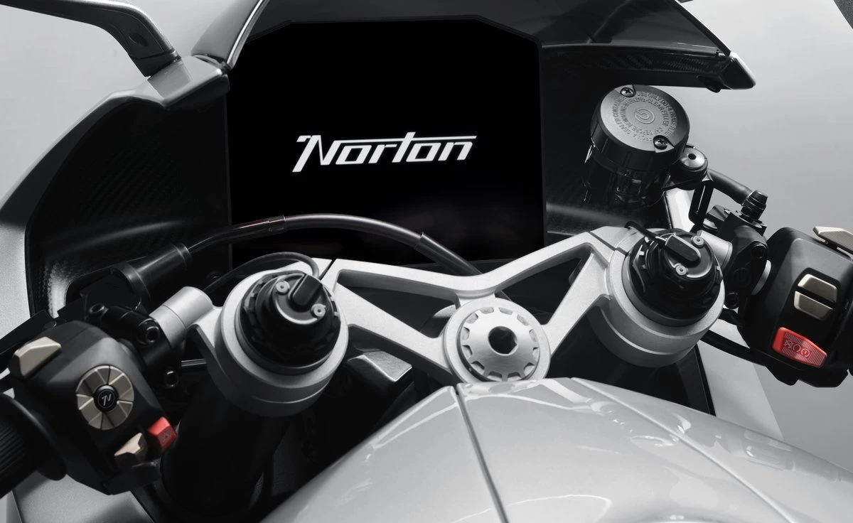 Le tableau de bord de la moto Norton 1200 Manx R Apex