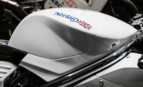 Foto de perfil del 1200 V4 SV One of One 'RCW 588 replica' 2024 en color blanco.