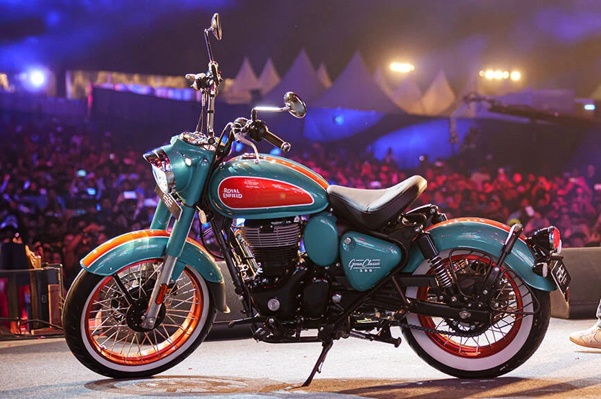 Une moto Royal-Enfield Goan Classic 350 " Trip Teal " au festival Motoverse 2024