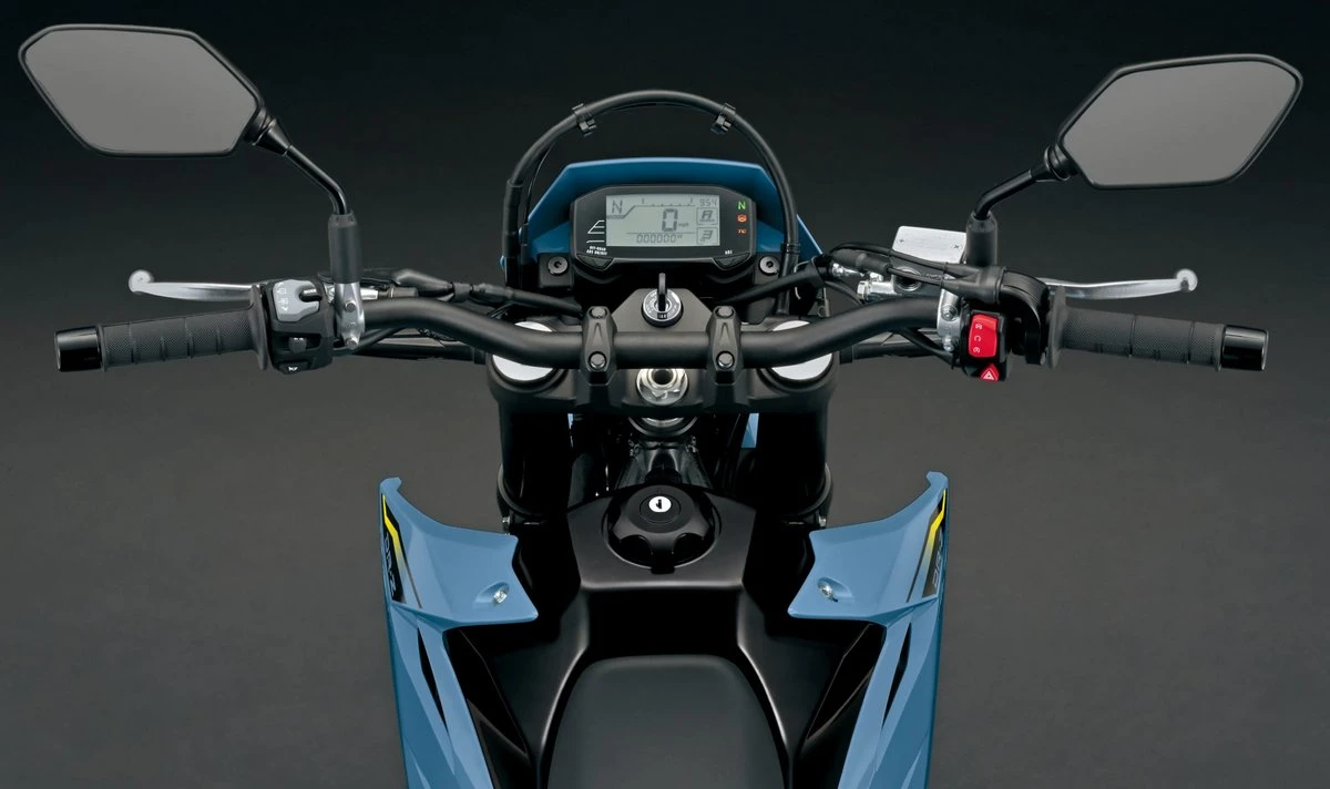Le poste de conduite d'une moto Suzuki DR-Z4SM 400