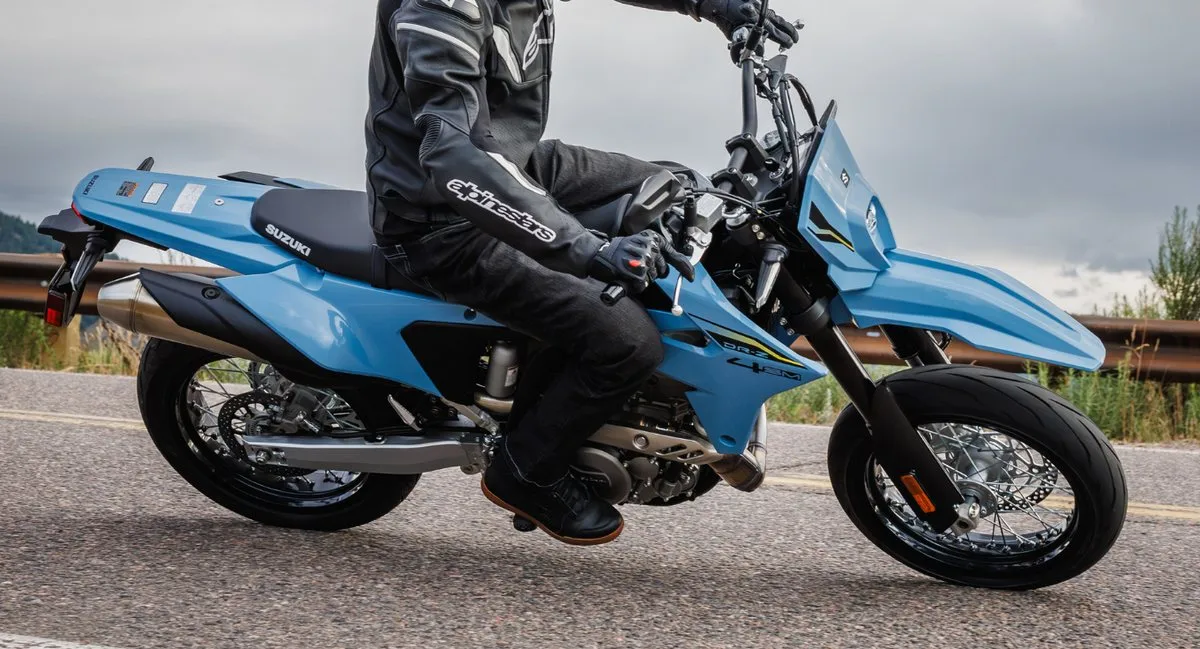 Une moto Suzuki DR-Z4SM 400 bleu sur la route
