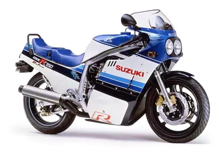 Foto de perfil del 750 GSX-R 1985 en color indefinido.