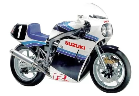 Foto de perfil del 750 GSX-R 1985 en color indefinido.