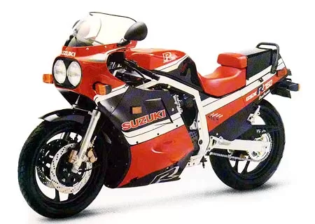 Foto de perfil del 750 GSX-R 1986 en color indefinido.