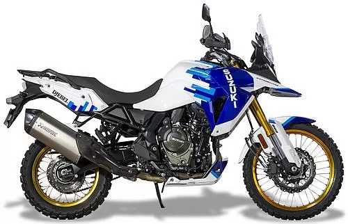 Foto de perfil del V-Strom 800DE Djebel 2024 en color blanco / azul.